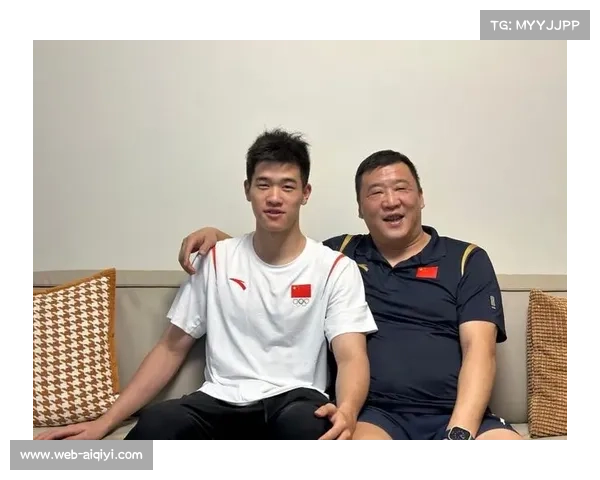 波波维奇与潘展乐交换泳帽合影荣获年度体育摄影大奖