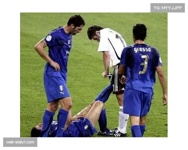 特写:国家德比中,看台上双方名宿劳尔与普约尔并肩观战