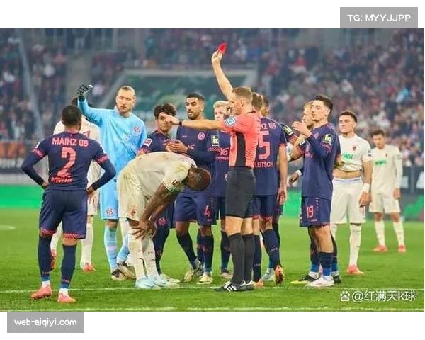 场边花絮：门兴边后卫受伤下场，替补球员热身时加练传中